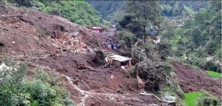 पहिरो खस्दा एक घर पुरियो, छ घर जोखिममा