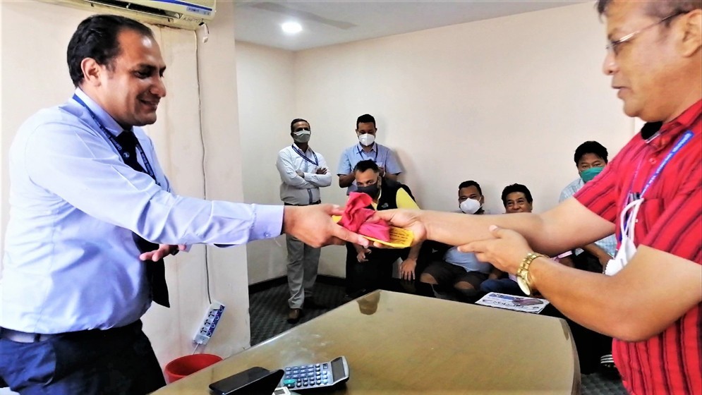 पोखराका बस व्यवसायीले बैंकलाई बुझाए ९० वटा साँचो