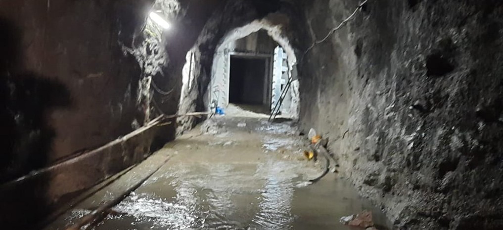 मेलम्चीको आमाथाङ्कामा पानी लिकेज भएकाे  सुरुङ जाँच गर्न गएका दुई कर्मचारी बेपत्ता