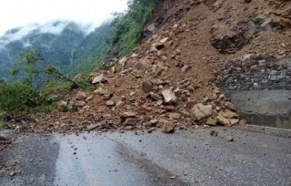 म्याग्दी भकिम्लीको सिङ्गो बस्ती चार महिनादेखि सडक यातायातबाट विच्छेद