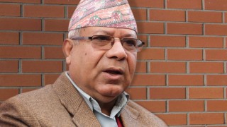 कोरोना संक्रमितको निःशुल्क उपचार नगर्ने निर्णय तुरुन्त फिर्ता लेऊ : माधव नेपाल