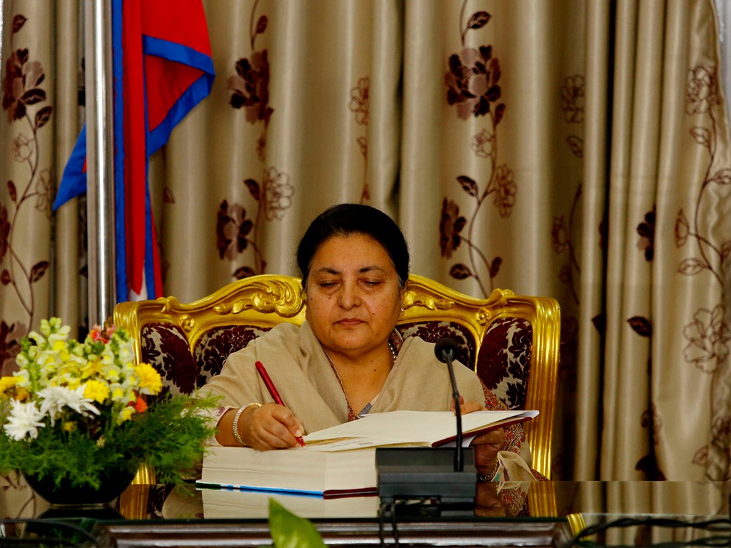 राष्ट्रपतिको कदमले आक्रोश र प्रशंसा उत्तिकै, नागरिकता कार्डजस्तै बाड्न सकिन्न (खासखबर)