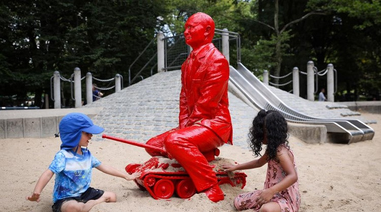 Statue of Putin appears at New York central park