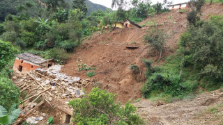 सल्यानको सल्लाममा पहिरोले चार घर पुरिए
